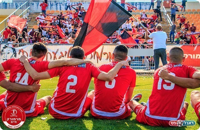 שחקניו של ארז בנודיס בסיום המשחק (יוסי סוריק)